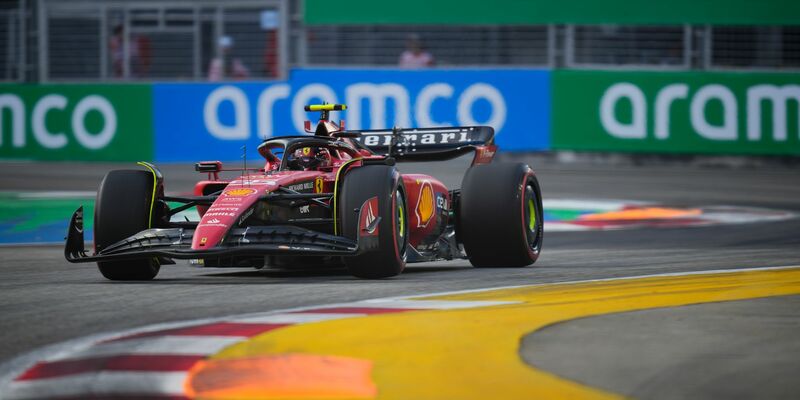 Ferrari-Pilot Carlos Sainz hat den Großen Preis von Singapur gewonnen. - Foto: Vincent Thian/AP/dpa