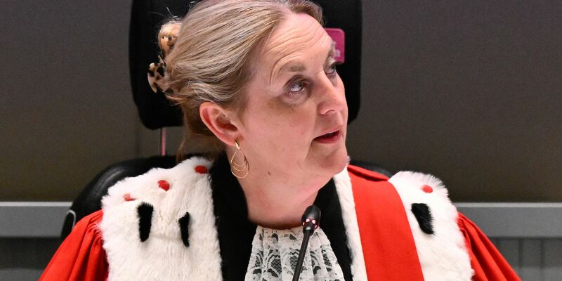 Richterin Laurence Massart sitzt im Gerichtssaal vor der Verlesung der Urteile. - Foto: John Thys/Pool AFP/AP/dpa