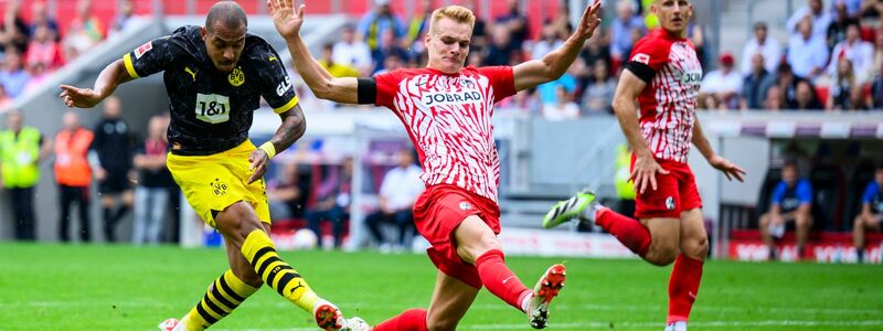 Dortmunds Donyell Malen (l) sorgte mit seinem Tor für den zwischenzeitlichen 2:2-Ausgleich des BVB in Freiburg. - Foto: Tom Weller/dpa