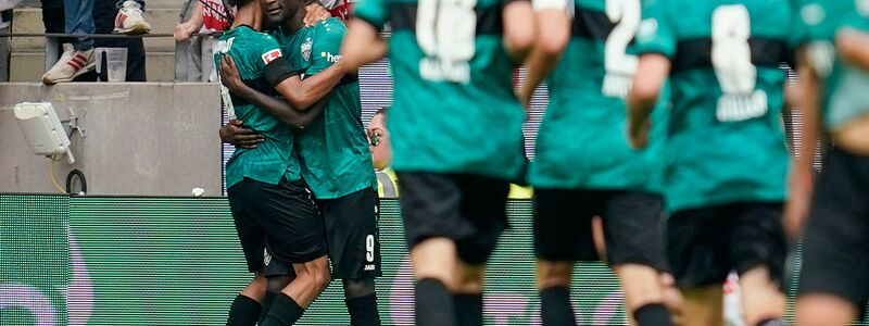 Traf im Spiel in Mainz dreifach: Serhou Guirassy (r) jubelt mit Enzo Millot über sein erstes Tor. - Foto: Uwe Anspach/dpa