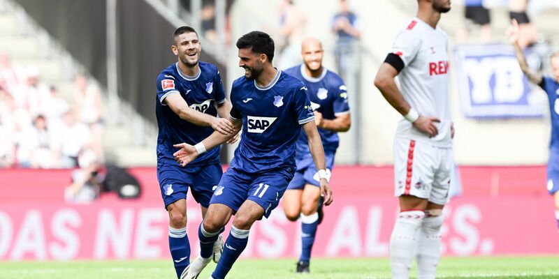 Hoffenheims Florian Grillitsch (r) und Andrej Kramaric bejubeln das Tor zur 2:0-Führung. - Foto: Federico Gambarini/dpa