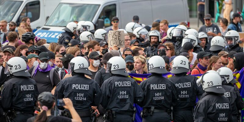 Gegendemonstranten des «Marschs für das Leben» blockieren den Demonstrationszug auf der Pipinstrasse in Köln. - Foto: Thomas Banneyer/dpa