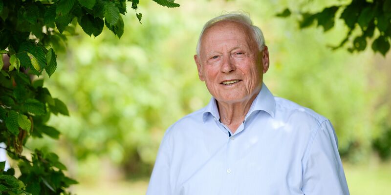 Oskar Lafontaine steht in seinem Garten in der Nähe von Merzig. - Foto: Oliver Dietze/dpa