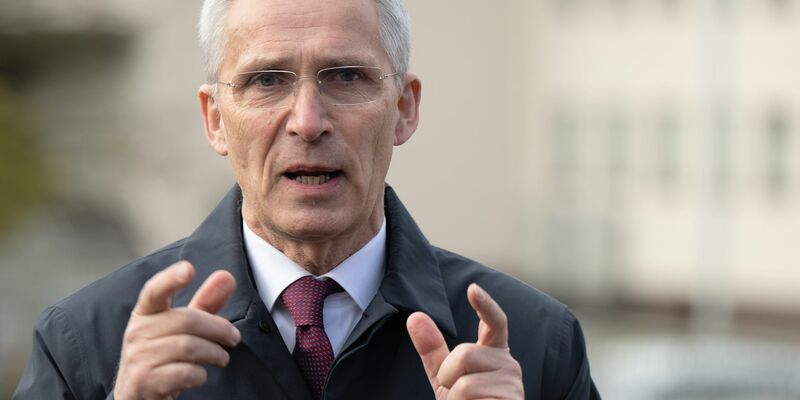 Jens Stoltenberg rechnet nicht mit einem schnellen Ende der Kämpfe in der Ukraine. - Foto: Sebastian Gollnow/dpa