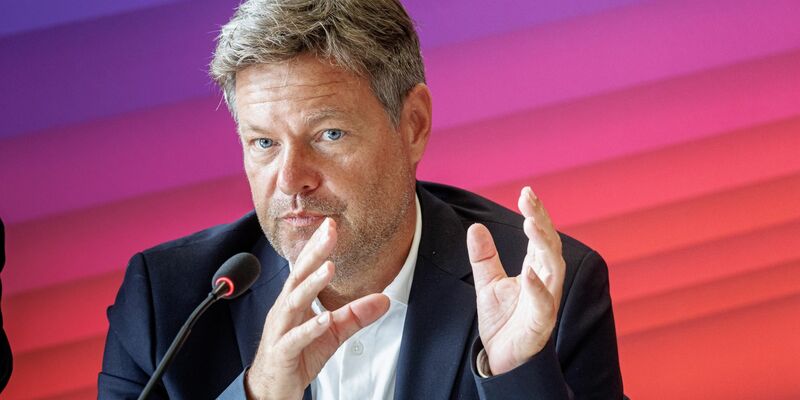 Robert Habeck will auf keinen Fall doppelte Berichtspflichten. - Foto: Markus Scholz/dpa