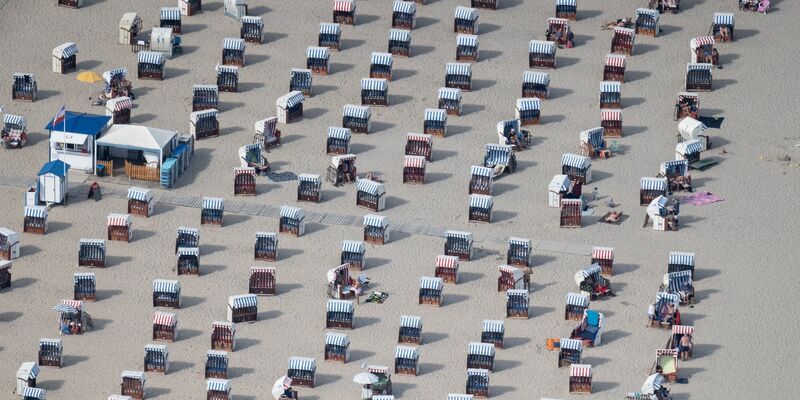 In Travemünde stehen Strandkörbe für Besucher bereit. - Foto: Sebastian Gollnow/dpa
