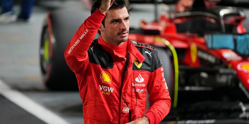 Der Spanier Carlos Sainz hat sich für das Rennen viel vorgenommen. - Foto: Vincent Thian/AP/dpa