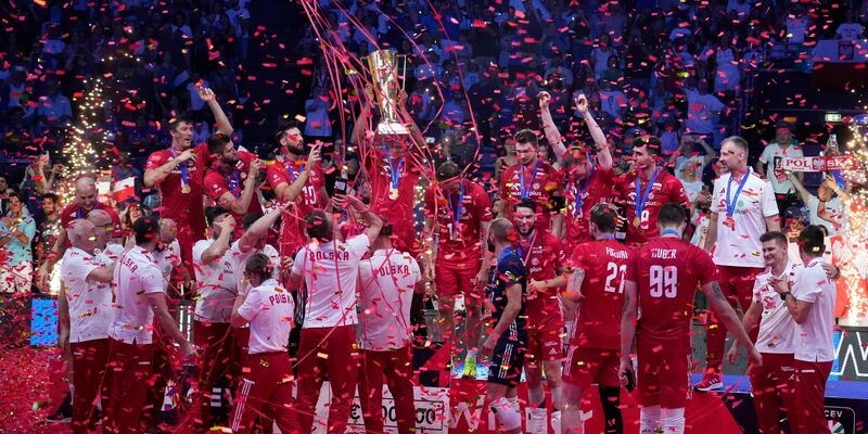 Polnische Spieler feiern mit der Trophäe. - Foto: Andrew Medichini/AP/dpa