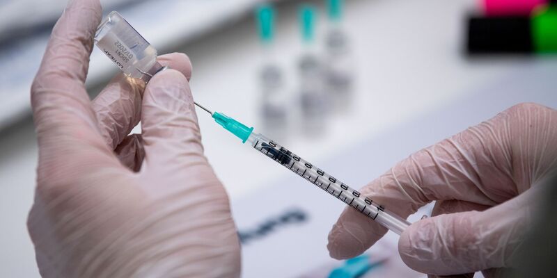 Ab dem 25. September soll ein neuer Corona-Impfstoff in Praxen verfügbar sein. - Foto: Lino Mirgeler/dpa