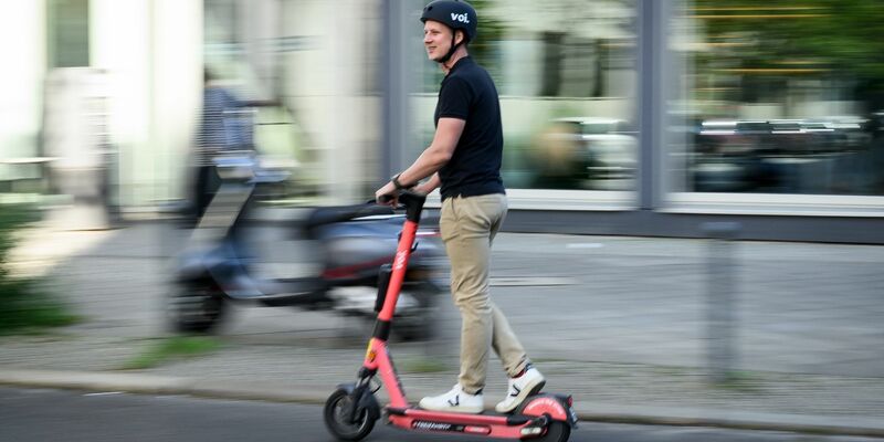 In Berlin erlaubt, in Paris hat die Stadtverwaltung E-Scooter grundsätzlich verboten. - Foto: Bernd von Jutrczenka/dpa
