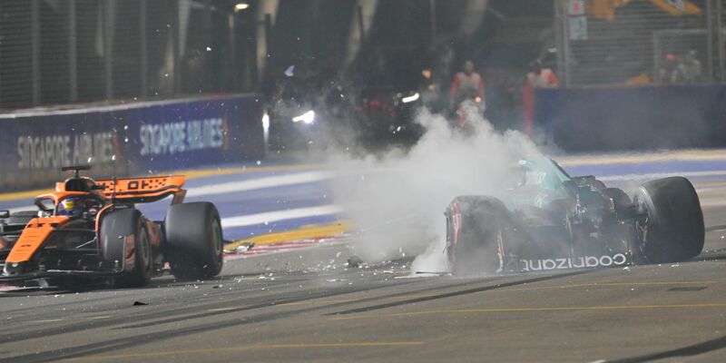 Nach einem Unfall steigt aus dem Auto von Lance Stroll (r) Rauch auf, während Oscar Piastri an der Unfallstelle vorbeifährt. - Foto: Caroline Chia/Reuters Pool/AP/dpa
