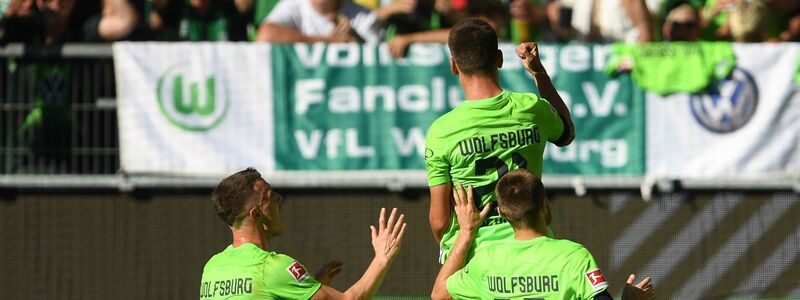 Wolfsburgs Joakim Maehle (M) jubelt nach seinem Tor zum 2:1 gegen den 1. FC Union Berlin. - Foto: Swen Pförtner/dpa