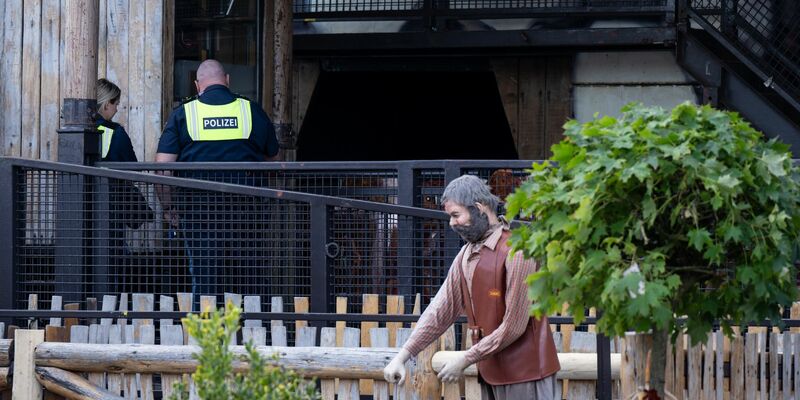 Polizisten untersuchen die Achterbahn auf dem Festgelände. - Foto: Sven Hoppe/dpa