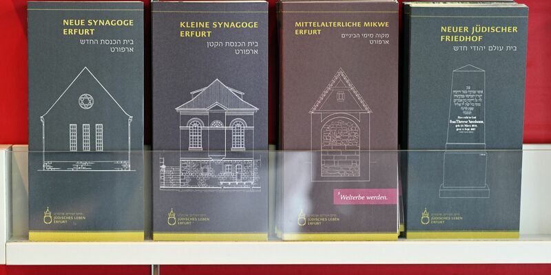 Informationsmaterial zu den Stätten Jüdischen Lebens in Erfurt ist ausgestellt. - Foto: Martin Schutt/dpa