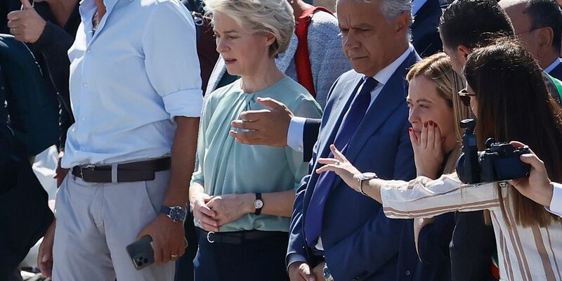 Ursula von der Leyen und Giorgia Meloni besuchen die Insel Lampedusa. Dort waren in den vergangenen Tagen Tausende Migranten angekommen. - Foto: Cecilia Fabiano/LaPresse/AP/dpa