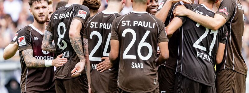 St. Paulis Spieler feiern den Treffer zum 4:1. - Foto: Axel Heimken/dpa