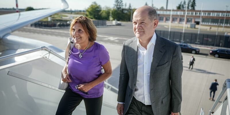 Bundeskanzler Olaf Scholz (SPD) und seine Ehefrau Britta Ernst auf dem Weg zum Airbus A350 der Luftwaffe für den Flug nach New York. - Foto: Kay Nietfeld/dpa