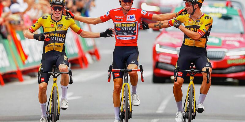 Sepp Kuss (M), Jonas Vingegaard (l) und Primoz Roglic gewannen in diesem Jahr alle drei großen Landesrundfahrten für Jumbo-Visma. - Foto: Roth/dpa