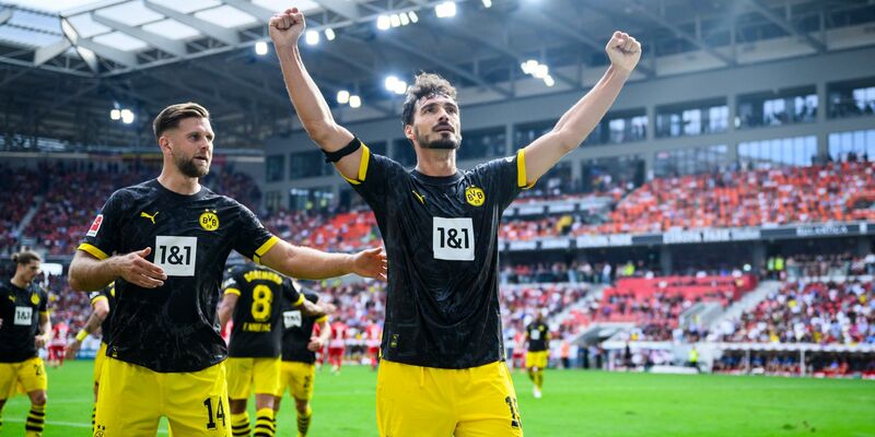 Dortmunds Mats Hummels (r) jubelt nach seinem Tor zum 4:2. - Foto: Tom Weller/dpa