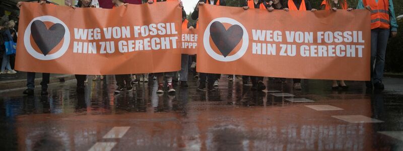 Demonstranten nehmen an einem Protestmarsch der Klimaschutzgruppe Letzte Generation teil. - Foto: Sebastian Christoph Gollnow/dpa