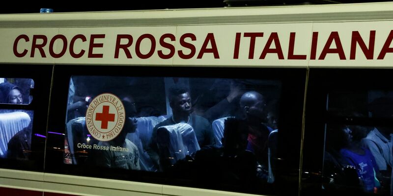 Gerettete Migranten gehen auf der italienischen Insel Lampedusa von einem Boot an Land. - Foto: Cecilia Fabiano/LaPresse via AP/dpa