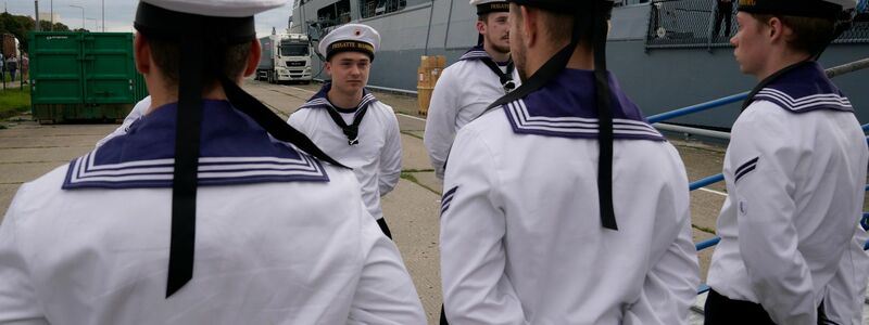 Besatzungsmitglieder der deutschen Fregatte «Hamburg» in Riga. - Foto: Roman Koksarov/dpa