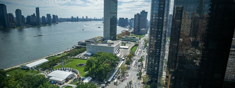 Blick auf das Gebäude der Vereinten Nationen in New York. Für die Generaldebatte der UN-Vollversammlung haben sich über 140 Staats- und Regierungschefs angekündigt. - Foto: Michael Kappeler/dpa
