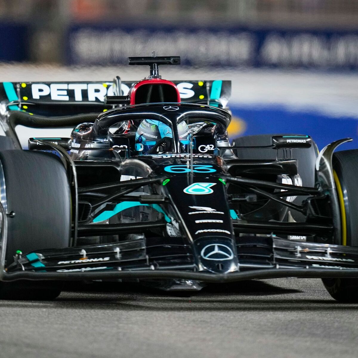 Mit dem Sieg in Singapur betrieb Russell auch noch mal Werbung in eigener Sache. (Archivbild) - Foto: Vincent Thian/AP/dpa