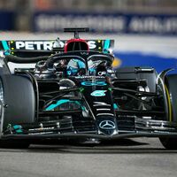 Mit dem Sieg in Singapur betrieb Russell auch noch mal Werbung in eigener Sache. (Archivbild) - Foto: Vincent Thian/AP/dpa