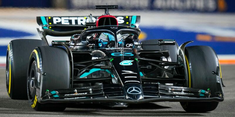 George Russell kam zu nah an die Wand und konnte seinen Mercedes nicht mehr auf der Strecke halten. - Foto: Vincent Thian/AP/dpa