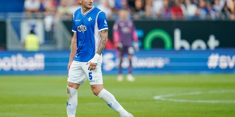 Darmstadts Matej Maglica verlässt nach seiner roten Karte das Spielfeld. - Foto: Uwe Anspach/dpa