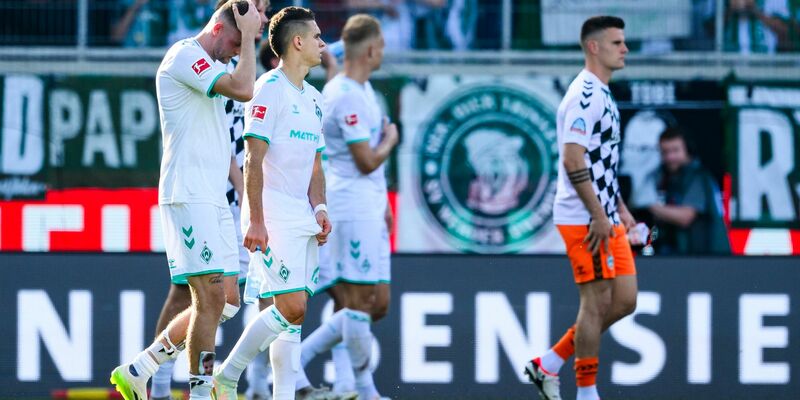 Die Werder-Spieler waren nach der Niederlage gegen Heidenheim bedient. - Foto: Tom Weller/dpa