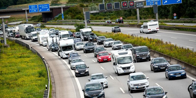 Stockender Verkehr auf der Autobahn A1 bei Moorfleet im August. - Foto: Daniel Bockwoldt/dpa