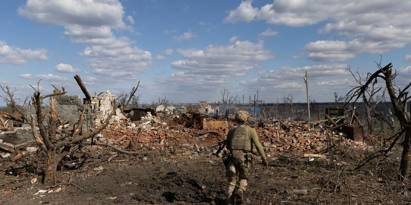 Frontlinie in Andriiwka in der Region Donezk. Die 3. Angriffsbrigade gab am Freitag bekannt, dass sie die vom Krieg zerstörte Siedlung zurückerobert hat. - Foto: Alex Babenko/AP/dpa
