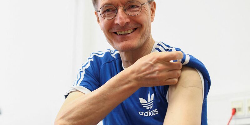 Gesundheitsminister Karl Lauterbach eröffnet den Start der Corona-Impf-Saison. - Foto: Lisi Niesner/Reuters/Pool/dpa