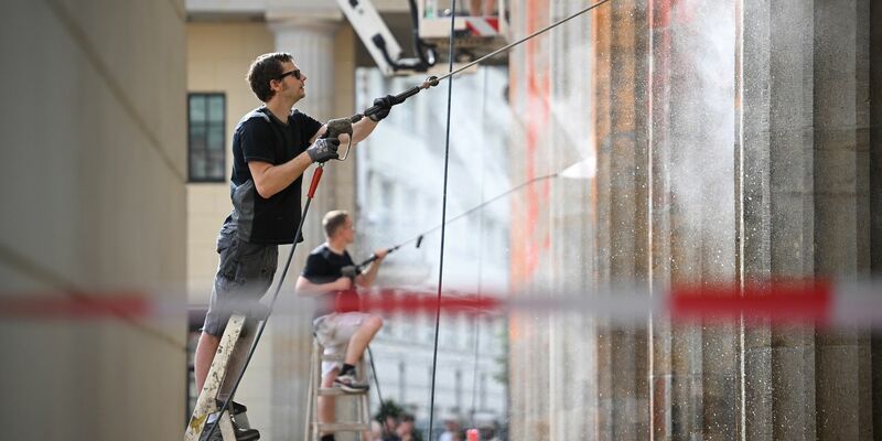 Reinigungsarbeiten nach dem Farbanschlag: Mitglieder der Letzten Generation hatten am 17. September 2023 das symbolträchtige Wahrzeichen besprüht. - Foto: Britta Pedersen/dpa