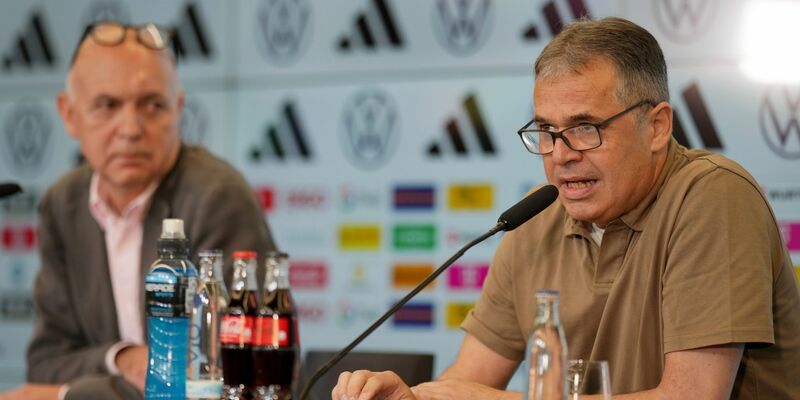DFB-Präsident Bernd Neuendorf stellt in einer Pressekonferenz in Frankfurt Andreas Rettig (r) als neuen DFB-Geschäftsführer Sport vor. - Foto: Thomas Frey/dpa