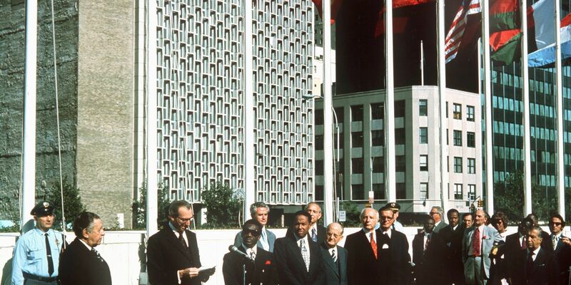 UN-Generalsekretär Kurt Waldheim (3.v.l.) hält am 19. September 1973 während der Flaggenzeremonie eine Begrüßungsrede vor dem UN-Gebäude in New York. - Foto: picture alliance / dpa
