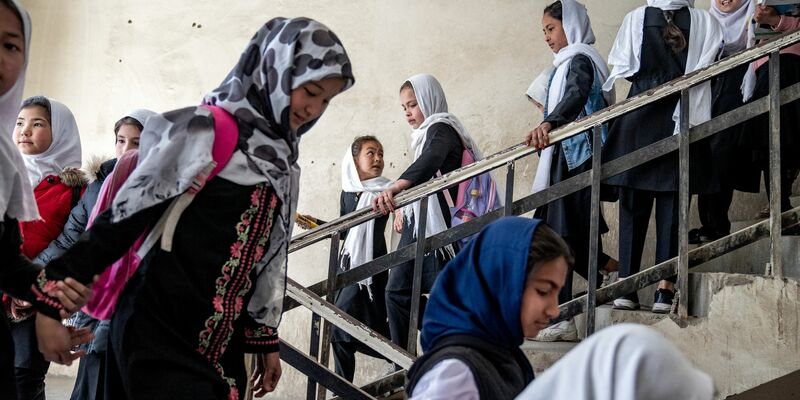 Mädchen gehen im Treppenhaus einer Schule. Angesichts des Verbots von Mädchenbildung in weiterführenden Schulen in Afghanistan vor zwei Jahren haben die Vereinten Nationen die dort regierenden Taliban dazu aufgefordert, höhere Mädchenschulen wieder zu öffnen. - Foto: Ebrahim Noroozi/AP/dpa