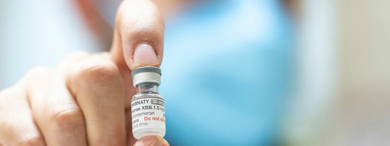 Der weiterentwickelte Corona-Impfstoff kann ab sofort eingesetzt werden. - Foto: Christophe Gateau/dpa