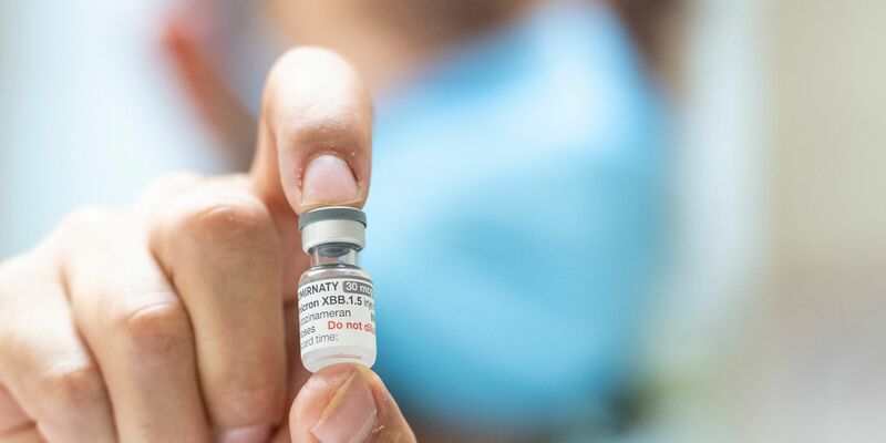 Gläschen mit jeweils sechs Dosen des neuen angepassten Corona-Impfstoffs von Biontech/Pfizer. - Foto: Christophe Gateau/dpa