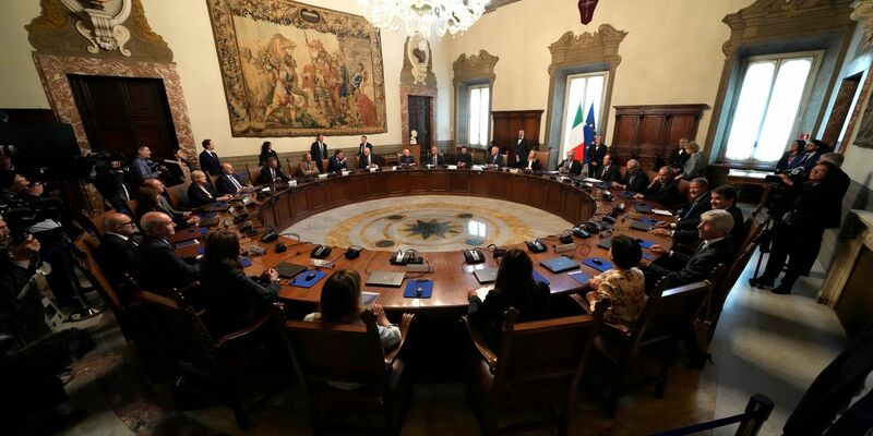 Die italienische Ministerpräsidentin Giorgia Meloni (hinten M) führt den Vorsitz bei der Zusammenkunft ihres ersten Ministerkabinetts im Ministerpräsidentenpalast Chigi in Rom. - Foto: Andrew Medichini/AP/dpa