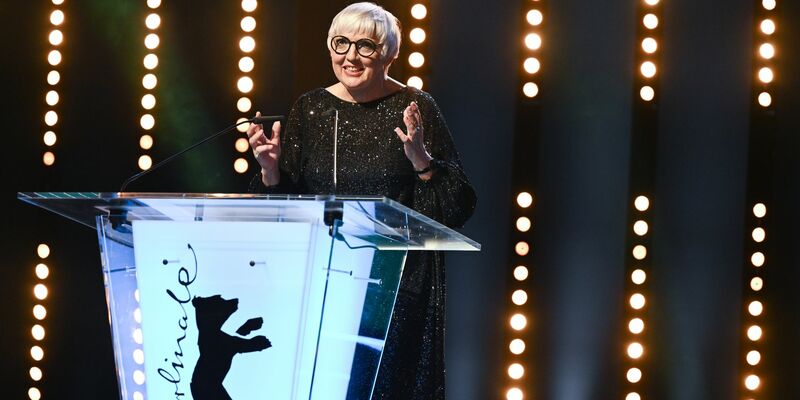 Claudia Roth, die Staatsministerin für Kultur und Medien, am Eröffnungsabend der Berlinale. - Foto: Monika Skolimowska/dpa