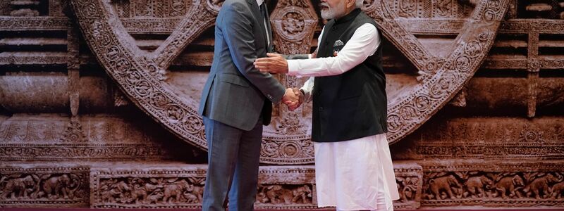Indiens Premierminister Narendra Modi (r) begrüßt seinen kanadischen Amtskollegen Justin Trudeau anlässlich des G20-Gipfels in Neu Delhi. - Foto: Evan Vucci/AP Pool/AP/dpa