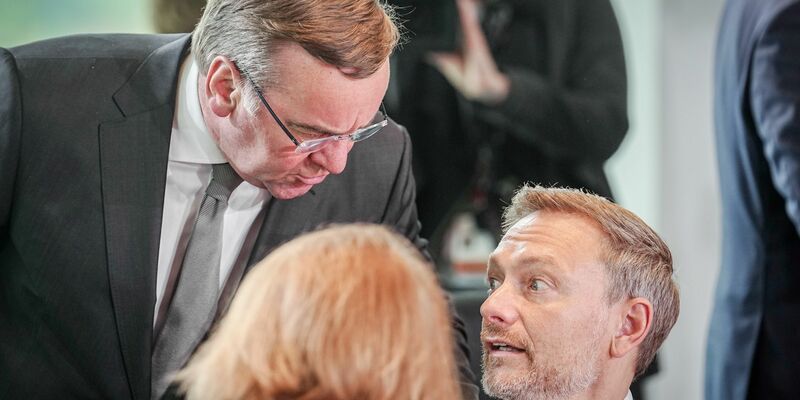 Verteidigungsminister Boris Pistorius und Finanzminister Christian Lindner (r) während einer Sitzung des Bundeskabinetts im Kanzleramt (Archivbild). - Foto: Kay Nietfeld/dpa