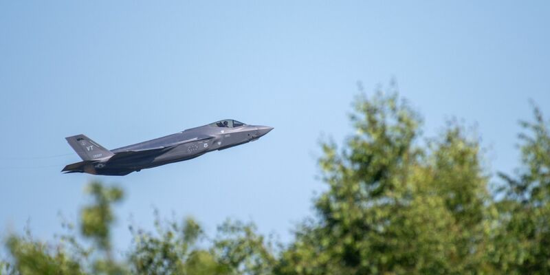 Ein Kampfflugzeug vom Typ F-35 startet von der US-Air Base Spangdahlem. Ein solcher Kampfjet verschwand im US-Bundesstaat South Carolina, nachdem sich der Pilot aufgrund einer «Panne» mithilfe des Schleudersitzes gerettet hatte. - Foto: Harald Tittel/dpa