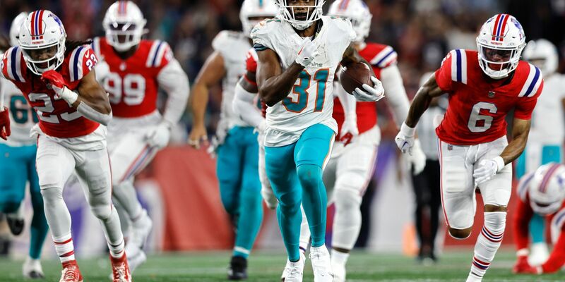Running Back Raheem Mostert von den Miami Dolphins läuft den New England Patriots zu einem Touchdown davon. - Foto: Michael Dwyer/AP