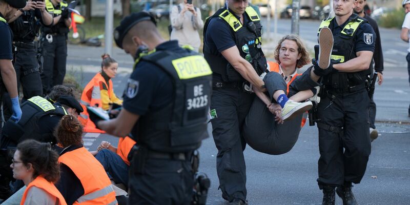 Straßenblockade der Letzten Generation auf dem Mehringdamm in Berlin. - Foto: Sebastian Christoph Gollnow/dpa