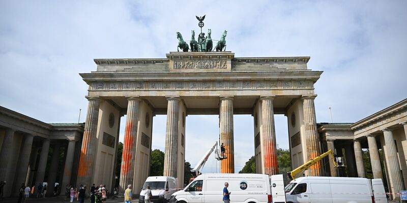 Reinigungsarbeiten nach dem Farbanschlag der Letzten Generation auf das Brandenburger Tor. - Foto: Britta Pedersen/dpa