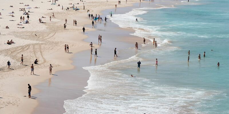Menschen suchen Abkühlung am Bondi Beach in Sydney. - Foto: Rick Rycroft/AP